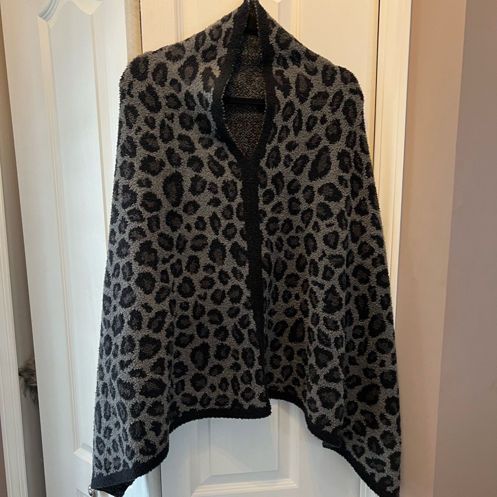 Barefoot Dreams Cozychic knit
Poncho - leopard print in gray & black